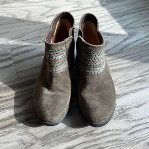 Think! genuine leather suede ankle boots size 37, US7